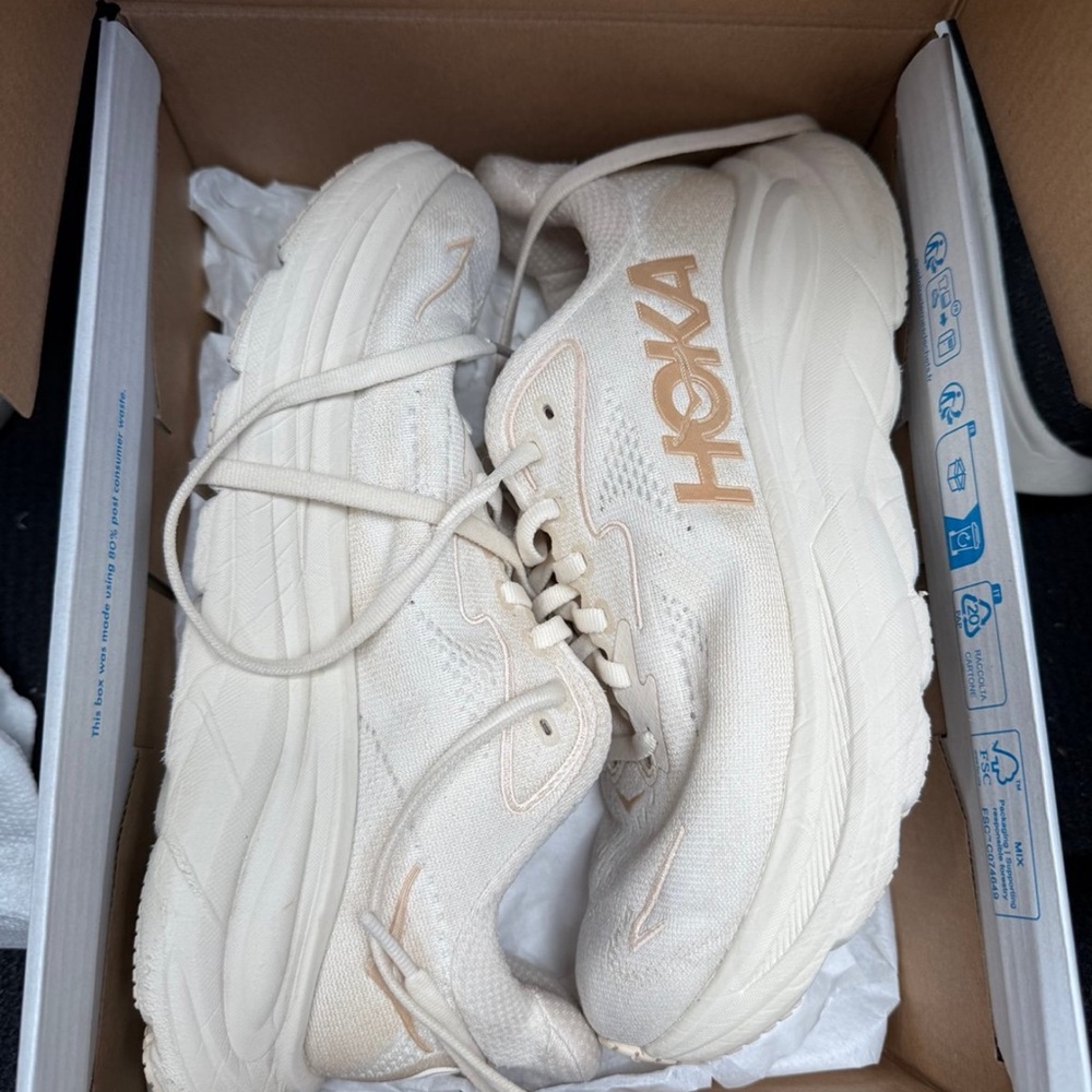 Hoka Clifton 10 in Vanilla size 6B